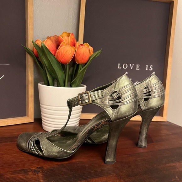 Gorgeous BCBGirls Metallic Green Heels - Size 9 - Picture 4 of 7